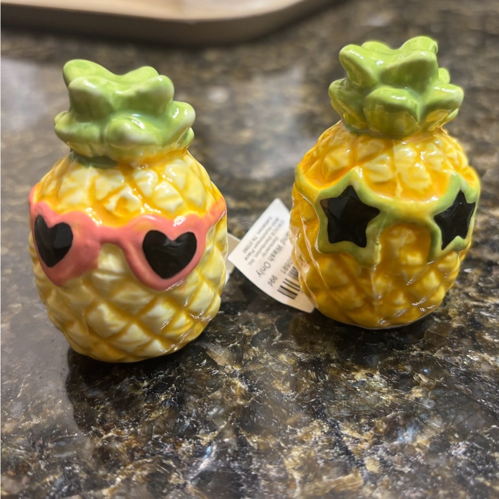 Pineapple Mr & Mrs Tropical Fun In The Sun Vacation Salt & Pepper Shakers NWT